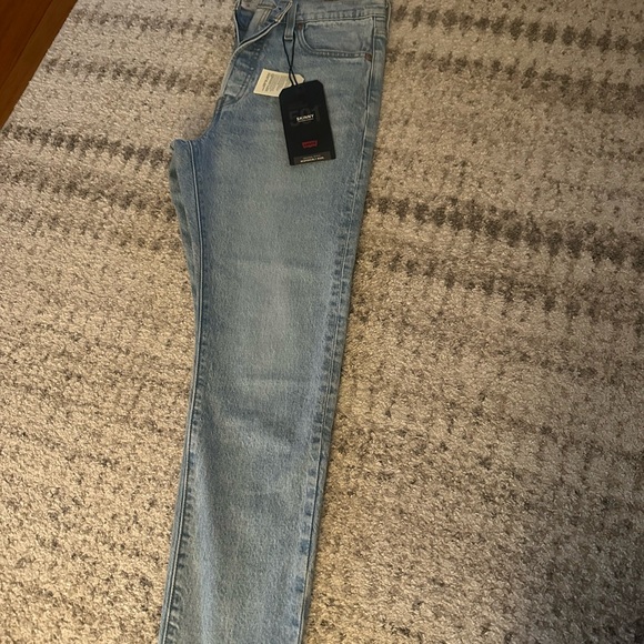 NWT Levi's Women's 501 Light Blue Skinny Jeans - Picture 3 of 6